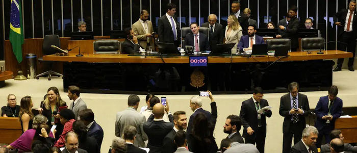 A Câmara dos Deputados aprovou projeto que reduz em 10% benefícios fiscais, amplia transparência sobre incentivos e eleva tributos para apostas esportivas e fintechs. Texto segue para o Senado.
