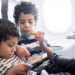 Acesso de crianças pequenas à internet cresce no Brasil. Estudo alerta para riscos ao desenvolvimento infantil e defende limites, mediação adulta e políticas públicas.
