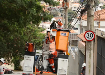 Após anúncio do processo de caducidade do contrato em 24 municípios paulistas, a Enel divulga plano de R$ 10 bilhões para modernizar e fortalecer a rede elétrica, incluindo instalação de redes subterrâneas e digitalização da fiscalização.
