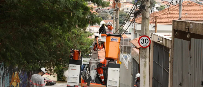 Após anúncio do processo de caducidade do contrato em 24 municípios paulistas, a Enel divulga plano de R$ 10 bilhões para modernizar e fortalecer a rede elétrica, incluindo instalação de redes subterrâneas e digitalização da fiscalização.