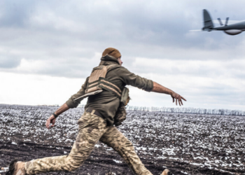 Rússia acusa o governo ucraniano de tentar atacar residência oficial de Vladimir Putin com mais de 90 drones. Moscou afirma que ação foi frustrada e promete resposta.