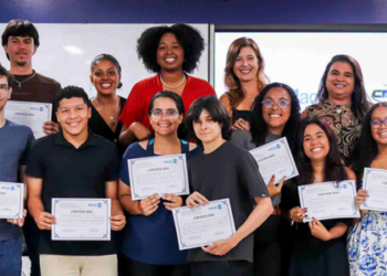 A Prefeitura de Macaé realiza a formatura de 14 jovens do Centro Municipal de Idiomas, destacando a importância do ensino de línguas para oportunidades acadêmicas e profissionais.