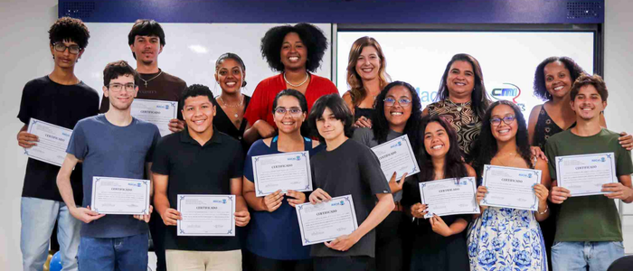 A Prefeitura de Macaé realiza a formatura de 14 jovens do Centro Municipal de Idiomas, destacando a importância do ensino de línguas para oportunidades acadêmicas e profissionais.