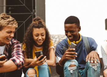 Jovens entre 20 e 30 anos apresentam risco crescente de doenças cardiovasculares devido a sedentarismo, alimentação inadequada e uso de anabolizantes; prevenção e check-ups precoces são essenciais.