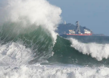 A Marinha do Brasil emitiu aviso de ressaca para a orla do Rio de Janeiro durante o Réveillon, com previsão de ondas de até 2,5 metros e recomendações de segurança para a população.