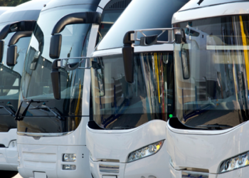 Projeto aprovado pelo Senado amplia gratuidade e desconto mínimo de 50% em passagens de ônibus interestadual para idosos, incluindo linhas executivas e leito; texto segue para a Câmara.
