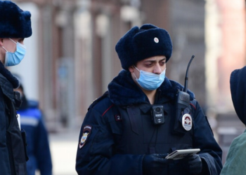 Após novo caso de violência contra menores, LDPR propõe reduzir idade penal para 12 anos em crimes graves, reacendendo debate na Rússia.