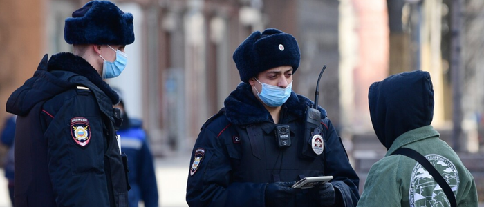 Após novo caso de violência contra menores, LDPR propõe reduzir idade penal para 12 anos em crimes graves, reacendendo debate na Rússia.