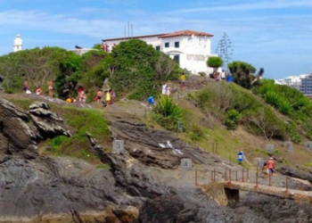 O Forte São Matheus, em Cabo Frio, recebe a exposição coletiva “A Cidade Mais Bonita do Mundo”, com obras de artistas locais que retratam paisagens, cultura e identidade da cidade.