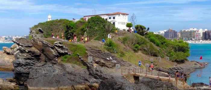O Forte São Matheus, em Cabo Frio, recebe a exposição coletiva “A Cidade Mais Bonita do Mundo”, com obras de artistas locais que retratam paisagens, cultura e identidade da cidade.