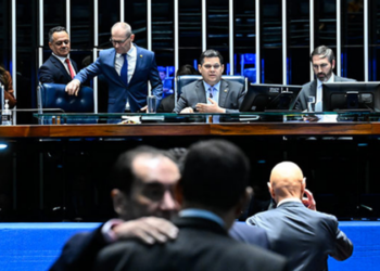 Senado aprova PL sobre reorganização do quadro de trabalhadores após privatizações no setor elétrico, garantindo realocação e proteção salarial. Texto segue para sanção presidencial.