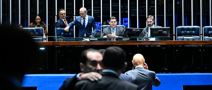 Senado aprova PL sobre reorganização do quadro de trabalhadores após privatizações no setor elétrico, garantindo realocação e proteção salarial. Texto segue para sanção presidencial.