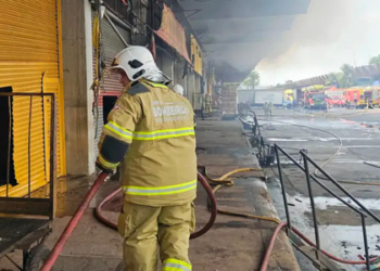 Chamas atingem o Pavilhão 43 da Ceasa do Rio, em Irajá — equipes do Corpo de Bombeiros e órgãos municipais atuam no combate ao incêndio após acionamento na madrugada.