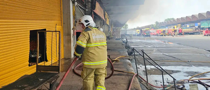 Chamas atingem o Pavilhão 43 da Ceasa do Rio, em Irajá — equipes do Corpo de Bombeiros e órgãos municipais atuam no combate ao incêndio após acionamento na madrugada.