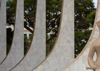 Supremo Tribunal Federal mantém prisão domiciliar de condenados pela trama golpista após audiências judiciais. Medida determinada por Alexandre de Moraes busca impedir evasão do país.