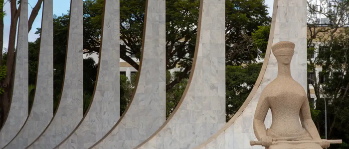 Supremo Tribunal Federal mantém prisão domiciliar de condenados pela trama golpista após audiências judiciais. Medida determinada por Alexandre de Moraes busca impedir evasão do país.