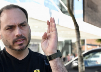 Carlos Bolsonaro publica imagem de Jair Bolsonaro hospitalizado e critica atuação policial