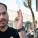 Carlos Bolsonaro publica imagem de Jair Bolsonaro hospitalizado e critica atuação policial