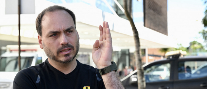 Carlos Bolsonaro publica imagem de Jair Bolsonaro hospitalizado e critica atuação policial