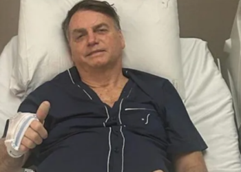 Jair Bolsonaro passa por novo procedimento não cirúrgico para conter crises recorrentes de soluço e deve seguir internado para observação médica.