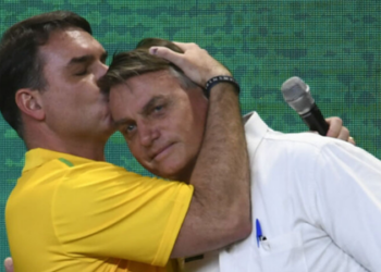 Após ser indicado por Jair Bolsonaro como sucessor para 2026, Flávio Bolsonaro movimenta base conservadora, defende pautas centrais e enfrenta críticas de aliados e familiares.