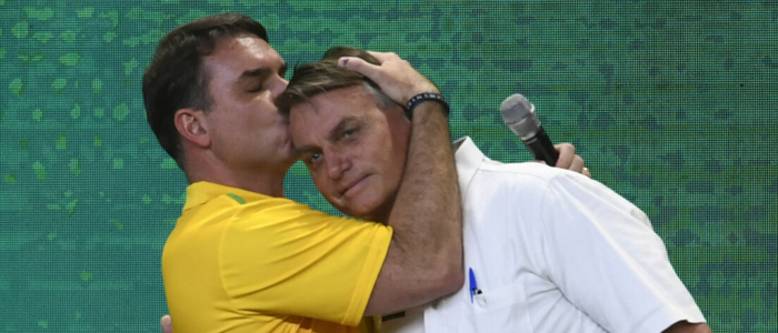 Após ser indicado por Jair Bolsonaro como sucessor para 2026, Flávio Bolsonaro movimenta base conservadora, defende pautas centrais e enfrenta críticas de aliados e familiares.