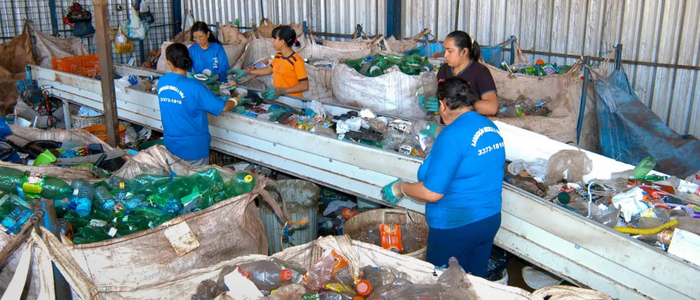 Pesquisa mostra impacto dos plásticos rejeitados na renda de catadores fluminenses