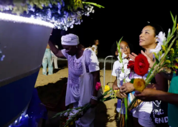 Entre flores, fé e críticas, ritual para Iemanjá marca a véspera do réveillon no Rio