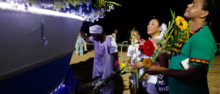 Entre flores, fé e críticas, ritual para Iemanjá marca a véspera do réveillon no Rio
