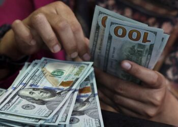 Mercado brasileiro fecha 2025 em alta: dólar desaba, Bolsa sobe e real lidera desempenho entre emergentes.