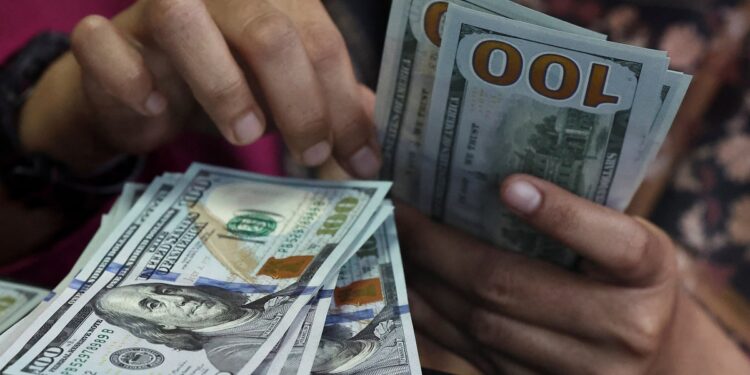 Mercado brasileiro fecha 2025 em alta: dólar desaba, Bolsa sobe e real lidera desempenho entre emergentes.