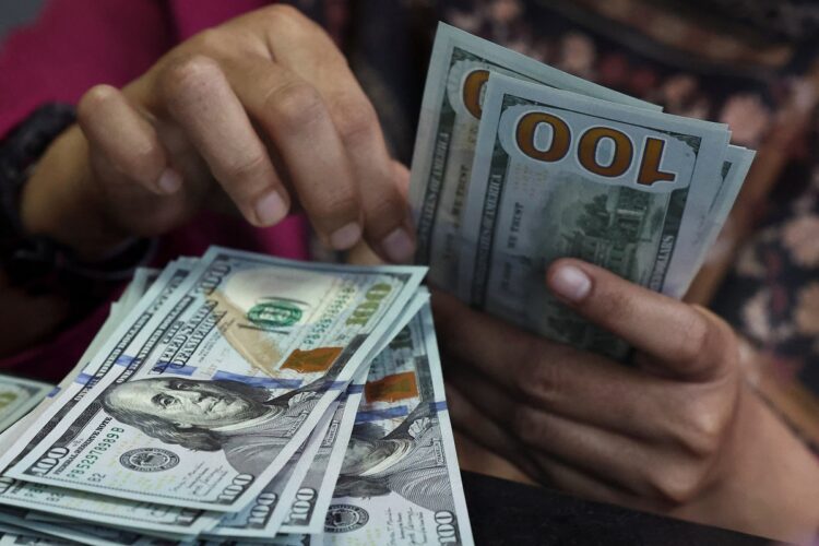 Mercado brasileiro fecha 2025 em alta: dólar desaba, Bolsa sobe e real lidera desempenho entre emergentes.