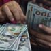 Mercado brasileiro fecha 2025 em alta: dólar desaba, Bolsa sobe e real lidera desempenho entre emergentes.