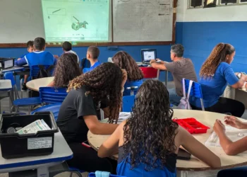 Cabo Frio certifica alunos do Curso de Robótica Itinerante.
