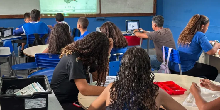 Cabo Frio certifica alunos do Curso de Robótica Itinerante.