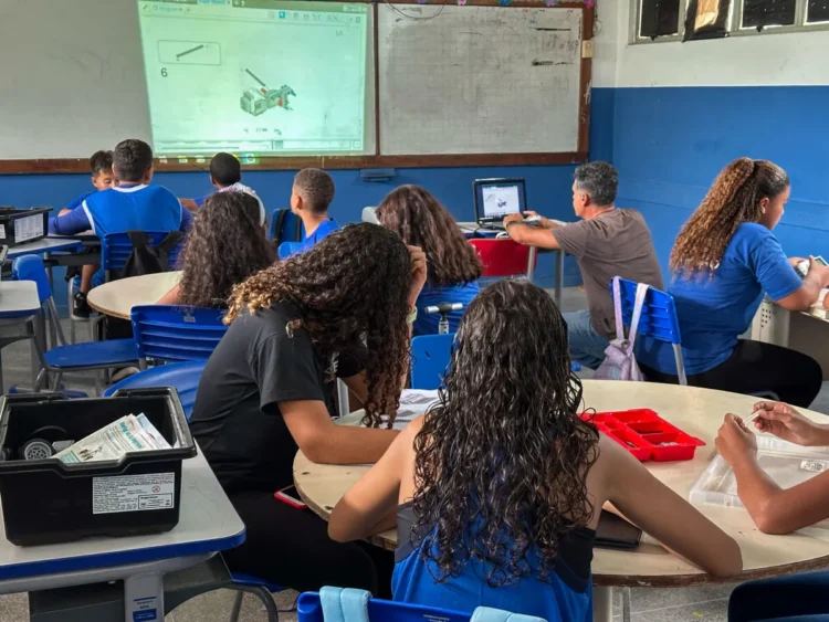 Cabo Frio certifica alunos do Curso de Robótica Itinerante.
