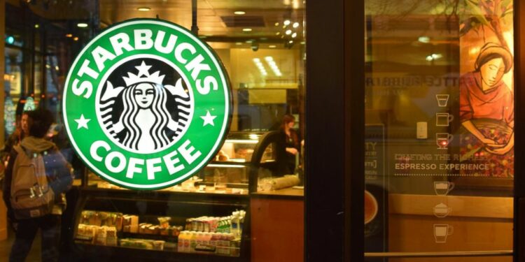 Starbucks pagará US$ 38,9 milhões em acordo em Nova York.