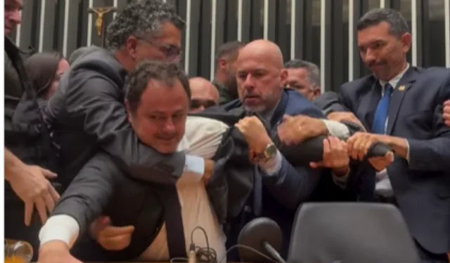 Tumulto no plenário: deputado do PSOL é removido por agentes após protesto contra processo no Conselho de Ética.