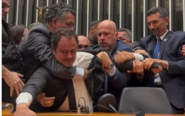 Tumulto no plenário: deputado do PSOL é removido por agentes após protesto contra processo no Conselho de Ética.