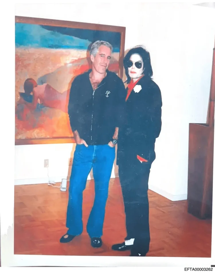 Arquivos do caso Jeffrey Epstein trazem fotos com celebridades, menções ao Brasil e novos detalhes sobre a rede investigada.