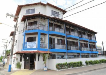 Prefeitura de Rio das Ostras oferece 27 vagas temporárias para entrevistador social, com salário de R$ 1.550 e contrato de até 12 meses.