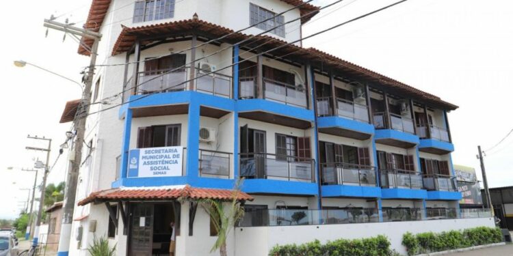 Prefeitura de Rio das Ostras oferece 27 vagas temporárias para entrevistador social, com salário de R$ 1.550 e contrato de até 12 meses.