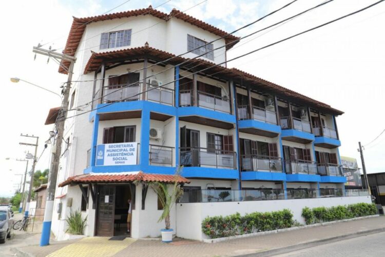 Prefeitura de Rio das Ostras oferece 27 vagas temporárias para entrevistador social, com salário de R$ 1.550 e contrato de até 12 meses.