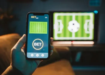 Novas regras para publicidade de bets entram em vigor no dia 17 e exigem alertas sobre dependência e perdas financeiras.