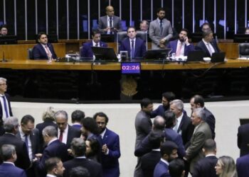 Câmara decide adiar para 2026 a votação da PEC da Segurança Pública e do PL Antifacção após acordo entre líderes partidários.