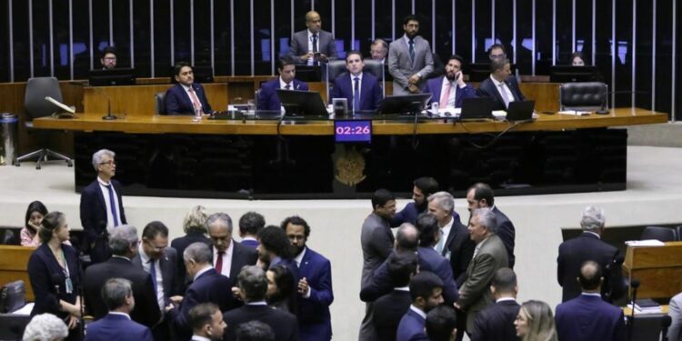 Câmara decide adiar para 2026 a votação da PEC da Segurança Pública e do PL Antifacção após acordo entre líderes partidários.
