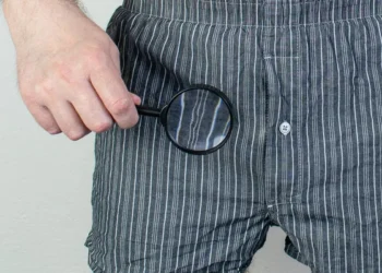 Pesquisa explica por que pais acreditam que meninos têm micropênis mesmo sem diagnóstico.