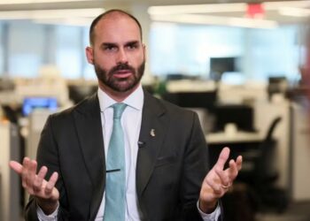 Eduardo Bolsonaro aponta Michelle como favorita ao Senado.