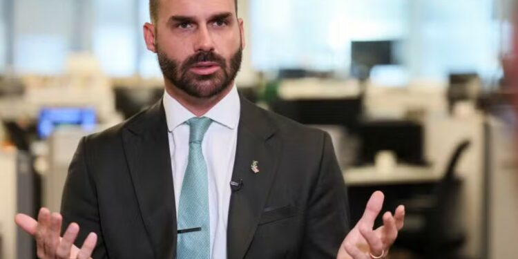 Eduardo Bolsonaro aponta Michelle como favorita ao Senado.