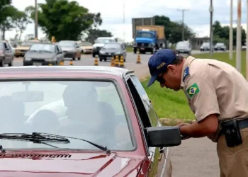 Saiba quantos pontos em 12 meses levam à suspensão da carteira de motorista.